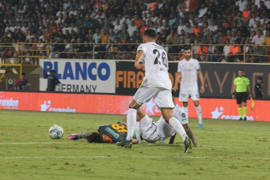 Spor Toto Süper Lig: Corendon Alanyaspor: 1 - Beşiktaş: 3 (ilk Yarı)