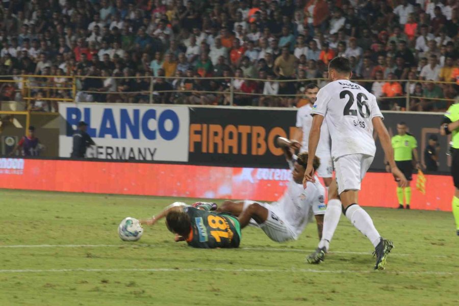 Spor Toto Süper Lig: Corendon Alanyaspor: 1 - Beşiktaş: 3 (ilk Yarı)