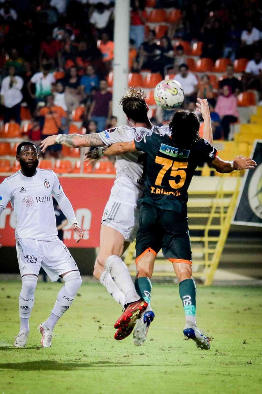 Spor Toto Süper Lig: Corendon Alanyaspor: 1 - Beşiktaş: 3 (ilk Yarı)