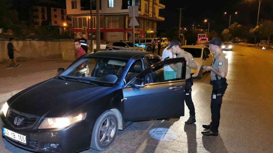 Araçlar Didik Didik Arandı, Sürücü Ve Yolcular Sorgulandı