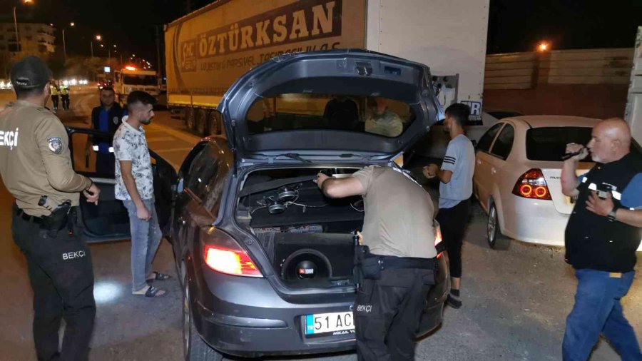 Araçlar Didik Didik Arandı, Sürücü Ve Yolcular Sorgulandı