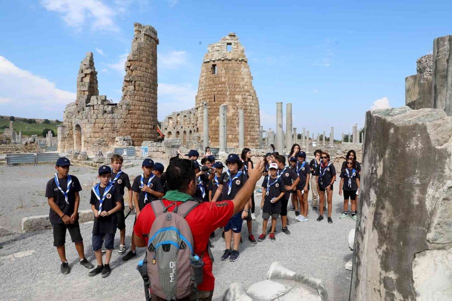 Büyükşehirin İzcileri Perge Antik Kenti’nde