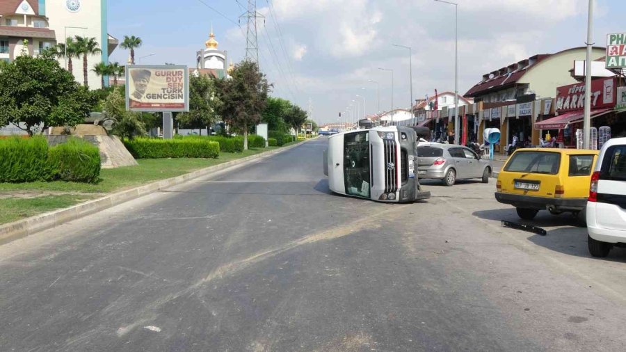 Manavgat’ta Otomobiller Çarpıştı, Tur Minibüsü 50 Metre Sürüklenerek Devrildi