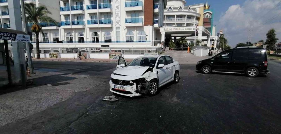 Manavgat’ta Otomobiller Çarpıştı, Tur Minibüsü 50 Metre Sürüklenerek Devrildi
