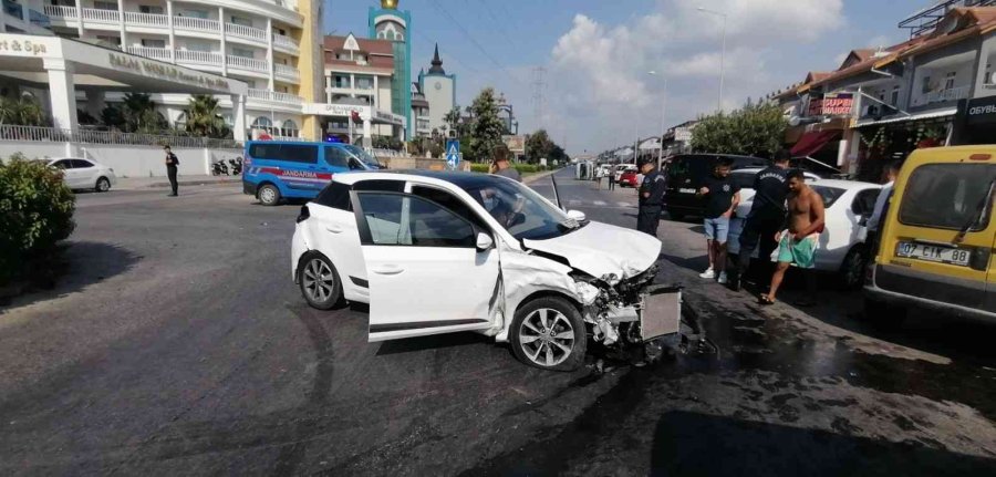 Manavgat’ta Otomobiller Çarpıştı, Tur Minibüsü 50 Metre Sürüklenerek Devrildi