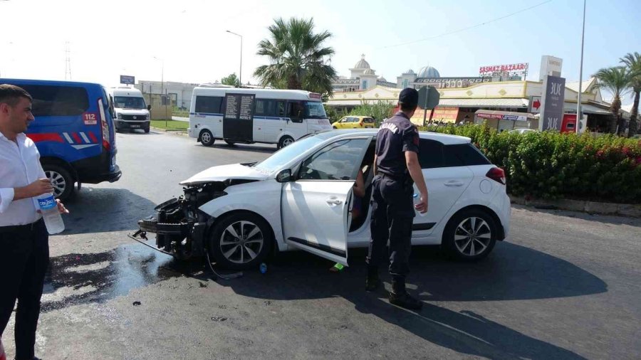 Manavgat’ta Otomobiller Çarpıştı, Tur Minibüsü 50 Metre Sürüklenerek Devrildi