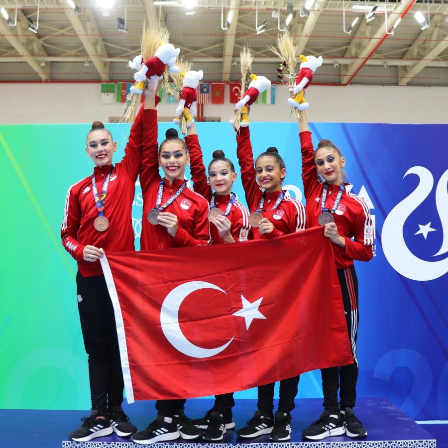 Antalyasporlu Cimnastikçiler Sahneye Çıktı