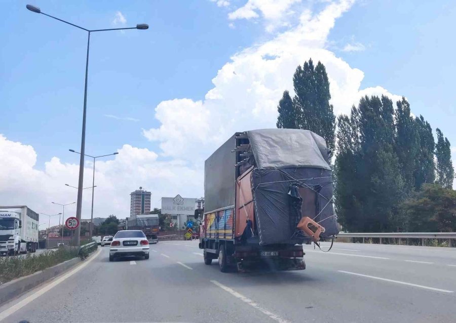 Çevreyolunda Aşırı Yükle İlerleyen Kamyon Trafiği Tehlikeye Soktu
