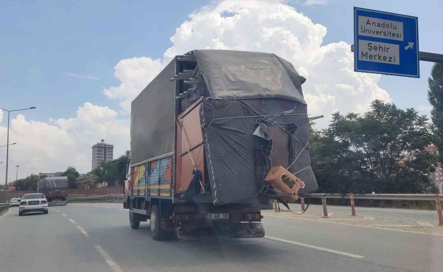 Çevreyolunda Aşırı Yükle İlerleyen Kamyon Trafiği Tehlikeye Soktu