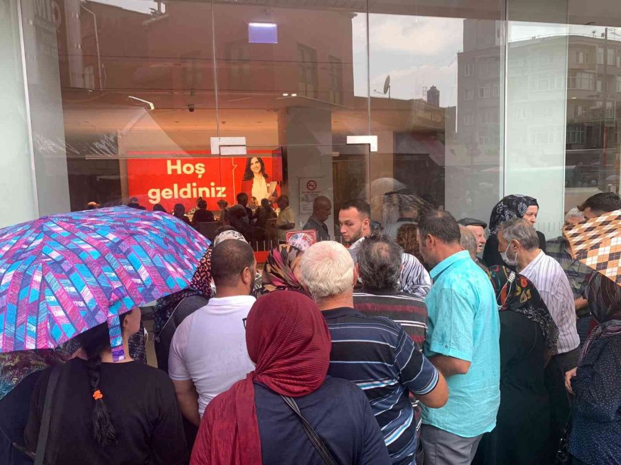 Eskişehir’de Yağmur Altında Promosyon Kuyruğu