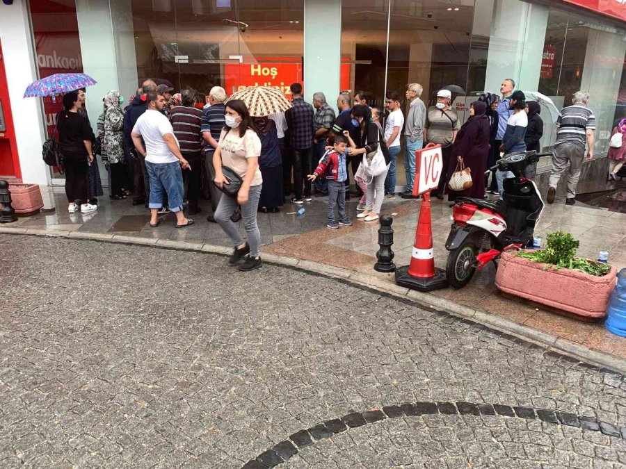 Eskişehir’de Yağmur Altında Promosyon Kuyruğu