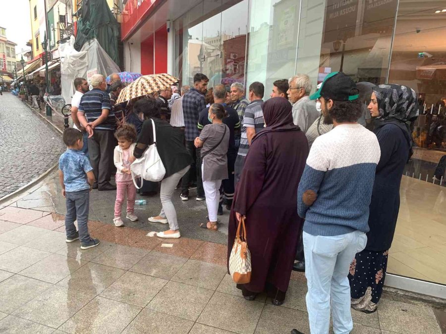 Eskişehir’de Yağmur Altında Promosyon Kuyruğu