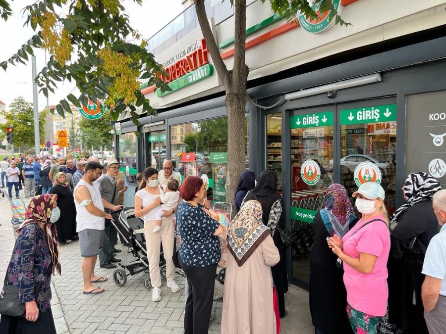 Tarım Kredi Kooperatif Marketi Önünde İndirim Yoğunluğu