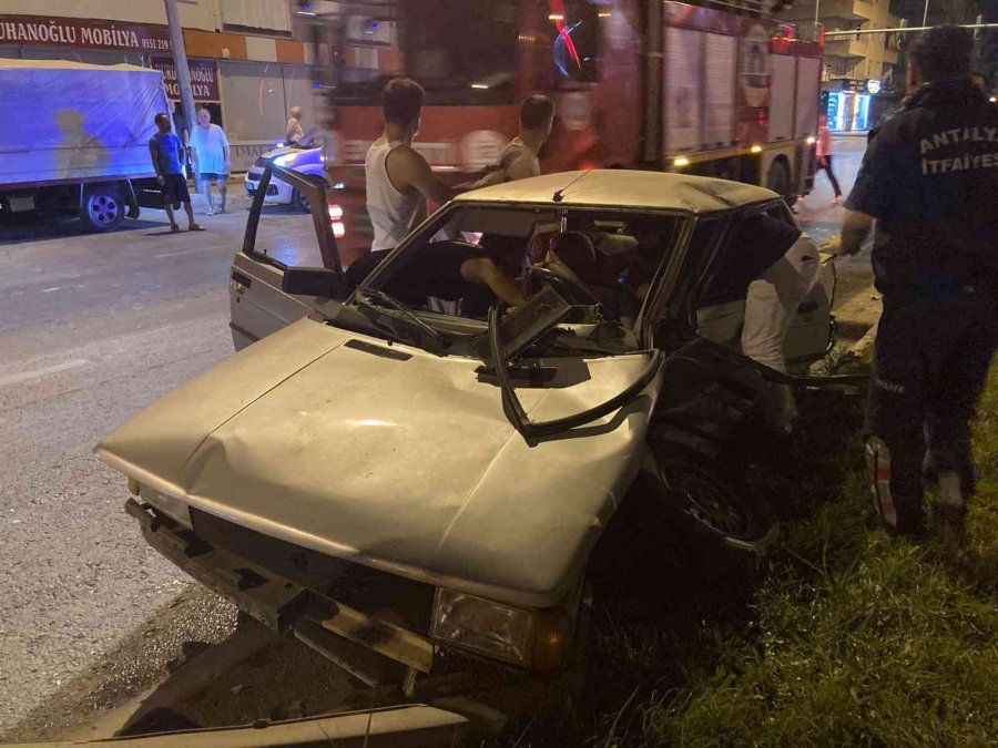 Gazipaşa’da Kavşakta İki Araç Çarpıştı: 1 Ölü, 1’i Ağır 2 Yaralı