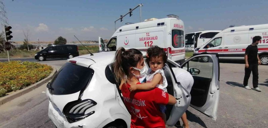 Küçük Çocuk Kazada Yaralanan Annesini Biran Olsun Bırakmadı