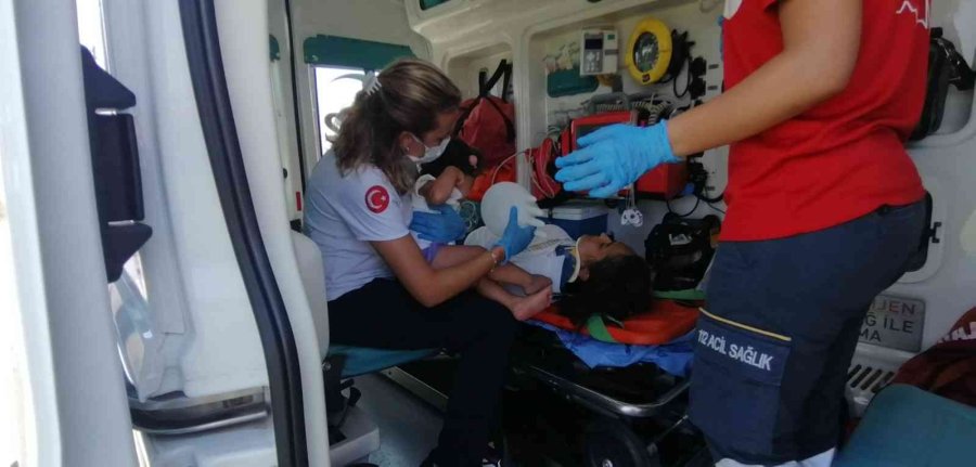 Küçük Çocuk Kazada Yaralanan Annesini Biran Olsun Bırakmadı