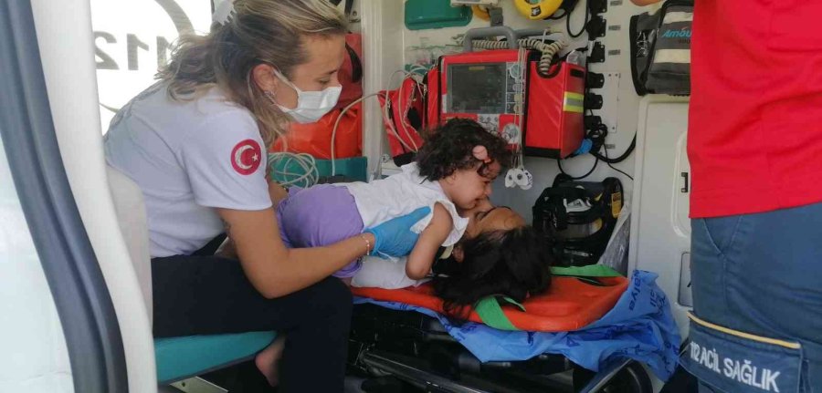 Küçük Çocuk Kazada Yaralanan Annesini Biran Olsun Bırakmadı