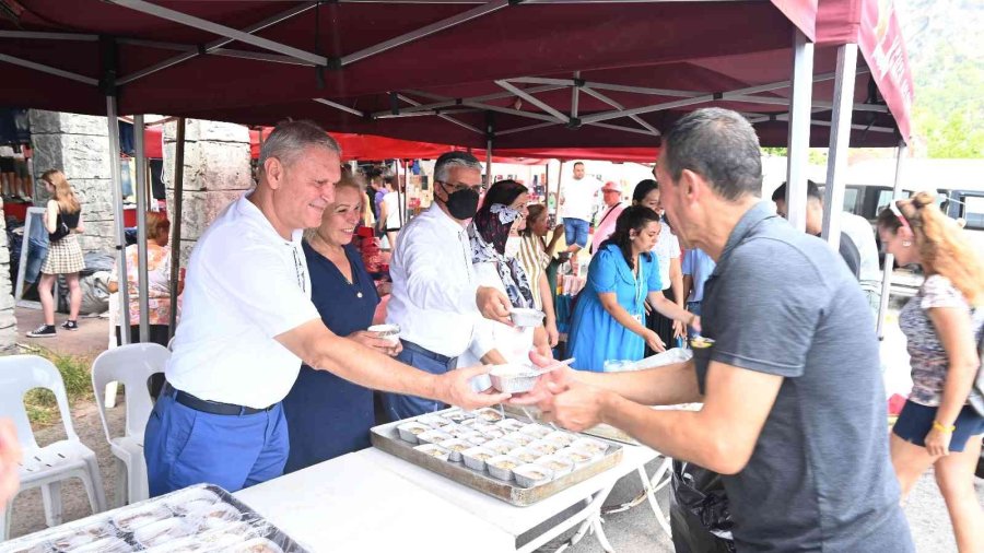 Kemer Belediyesinden Vatandaşlara Ve Turistlere Aşure İkramı