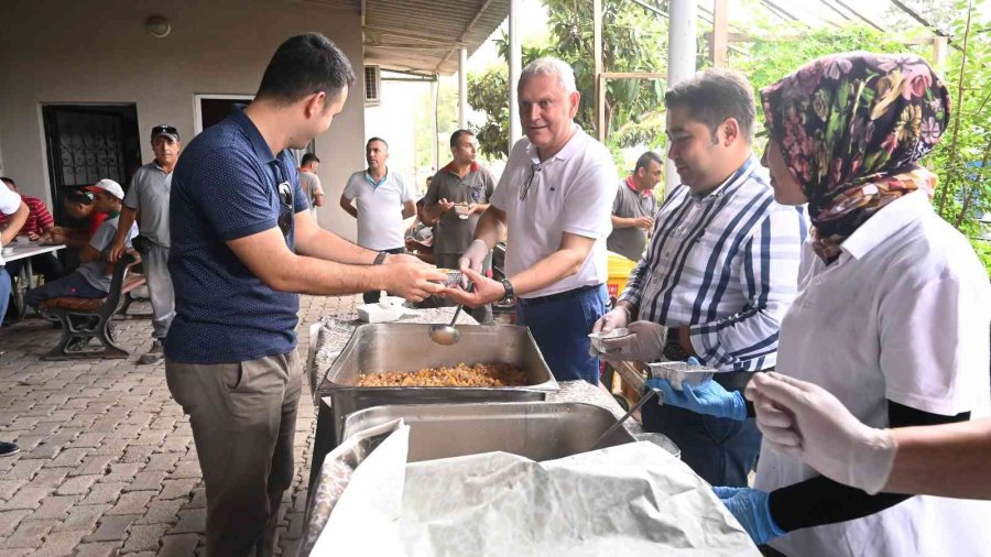 Kemer Belediyesinden Vatandaşlara Ve Turistlere Aşure İkramı