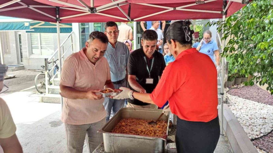 Kemer Belediyesinden Vatandaşlara Ve Turistlere Aşure İkramı