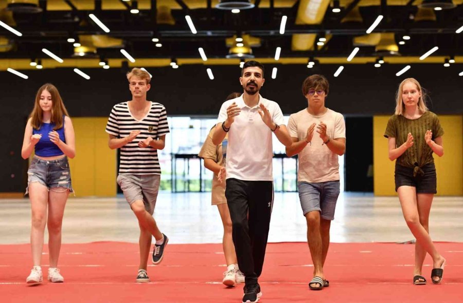 Yabancı Öğrenciler Halayı Sevdi