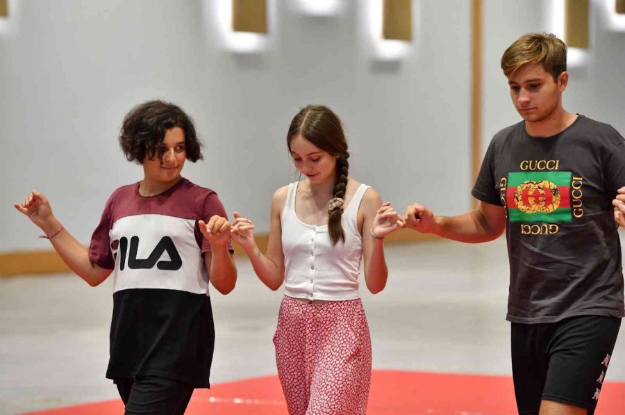 Yabancı Öğrenciler Halayı Sevdi