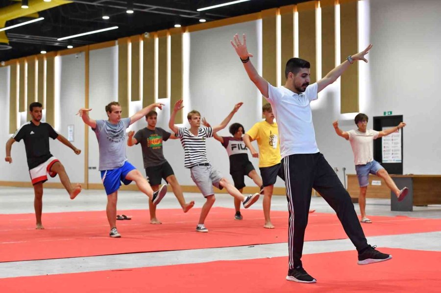 Yabancı Öğrenciler Halayı Sevdi