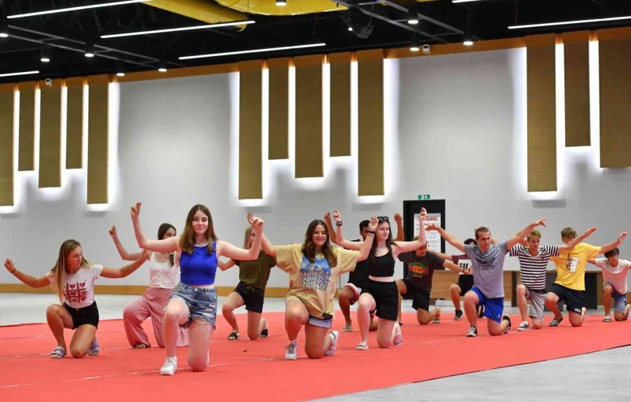 Yabancı Öğrenciler Halayı Sevdi