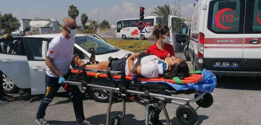 Küçük Çocuk Kazada Yaralanan Annesini Biran Olsun Bırakmadı