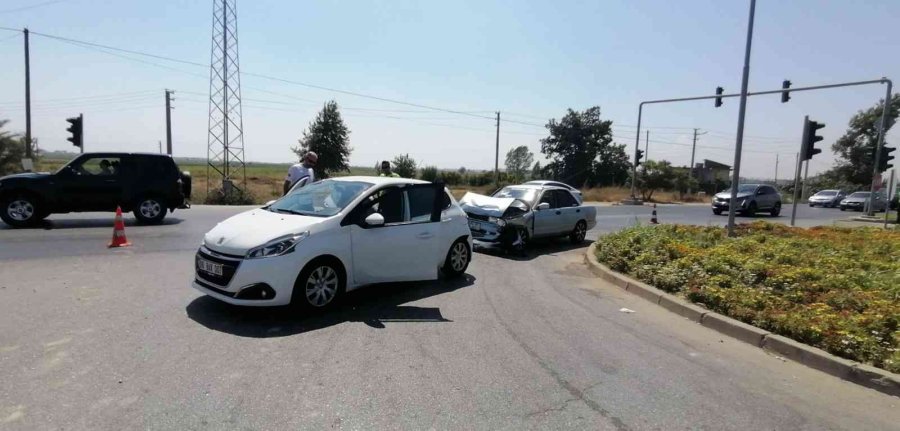 Küçük Çocuk Kazada Yaralanan Annesini Biran Olsun Bırakmadı