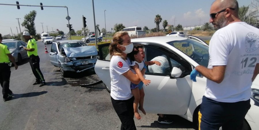 Küçük Çocuk Kazada Yaralanan Annesini Biran Olsun Bırakmadı