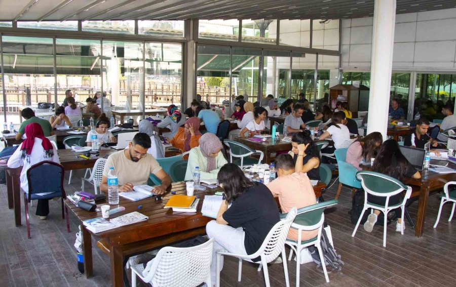 Mersin Büyükşehir Belediyesi Kütüphanesi Öğrencilerin Uğrak Yeri Oldu