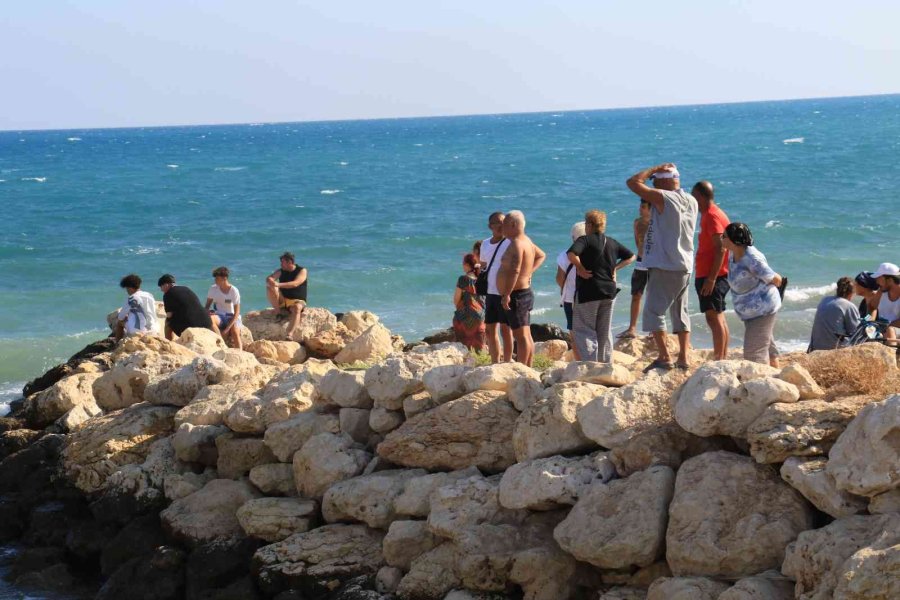 Mersin’de Denize Giren İki Arkadaştan Biri Boğuldu, Diğeri Yoğun Bakıma Alındı