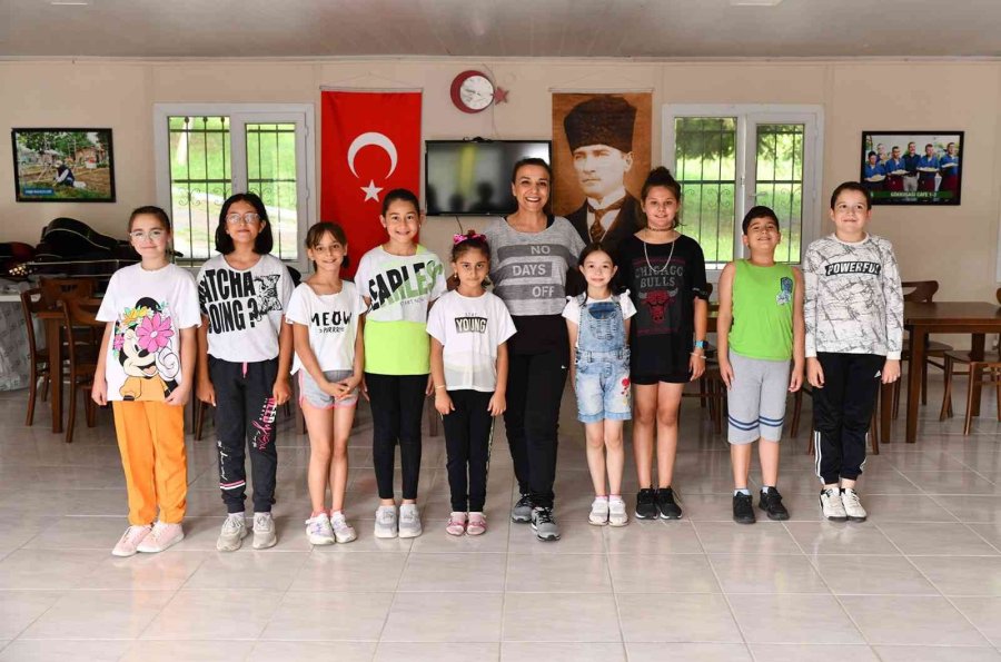 Çocuklar Halk Oyunlarını Öğreniyor