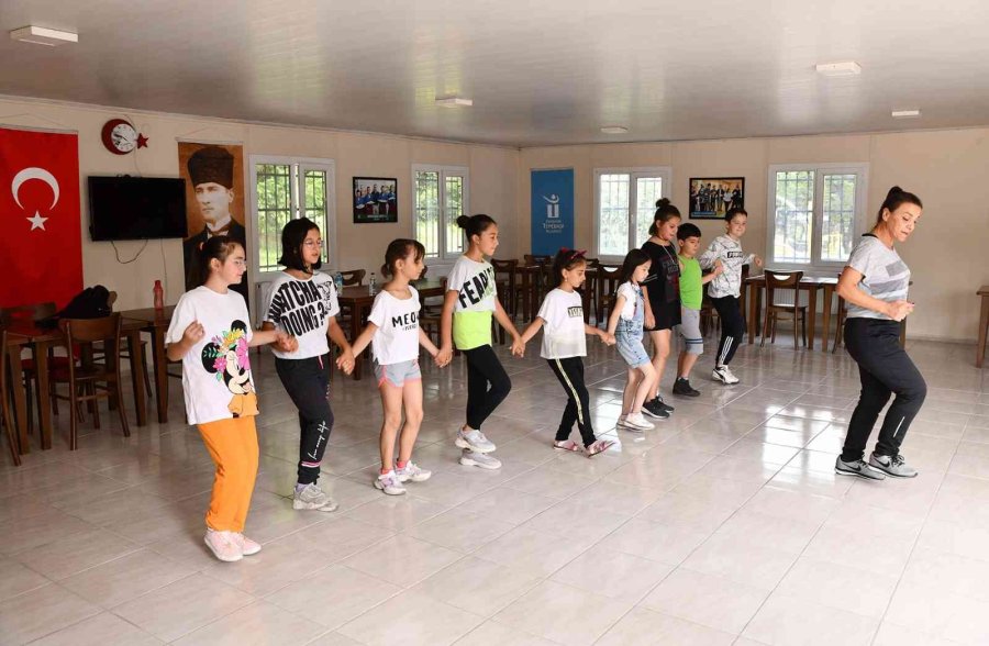 Çocuklar Halk Oyunlarını Öğreniyor