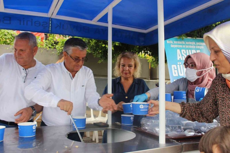 Büyükşehirden Finike, Kaş, Gazipaşa Ve Kemer’de Aşure Dağıtımı