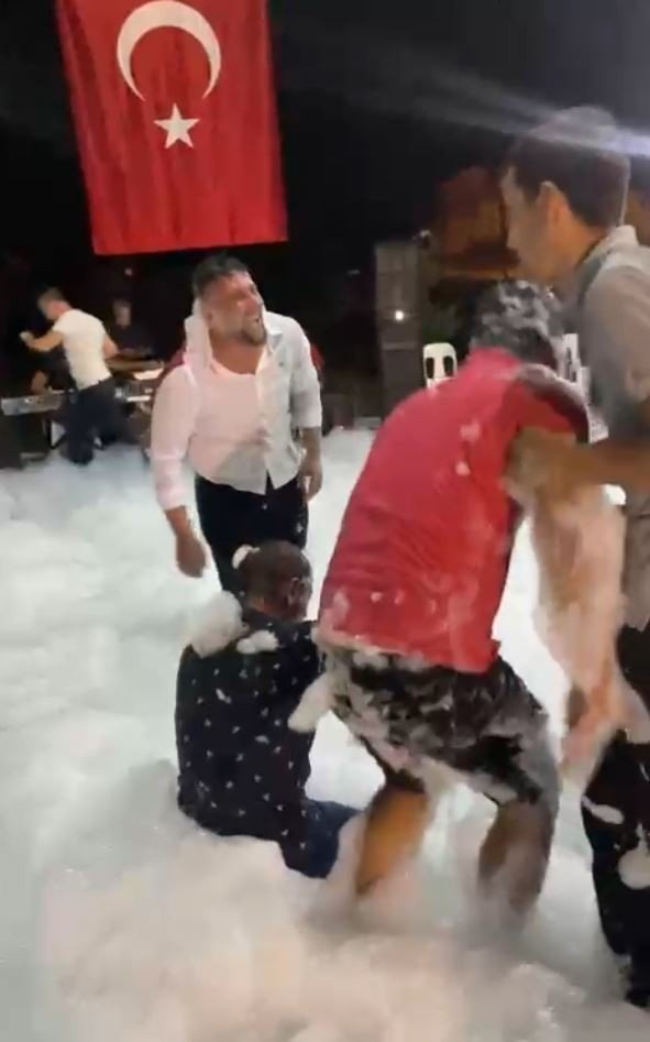 Antalya’da Asker Adayı, Köpük Partisiyle Hem Serinledi Hem Eğlendi