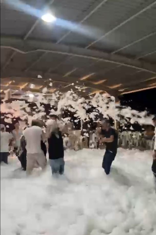 Antalya’da Asker Adayı, Köpük Partisiyle Hem Serinledi Hem Eğlendi