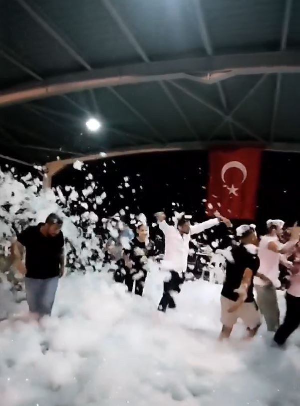 Antalya’da Asker Adayı, Köpük Partisiyle Hem Serinledi Hem Eğlendi