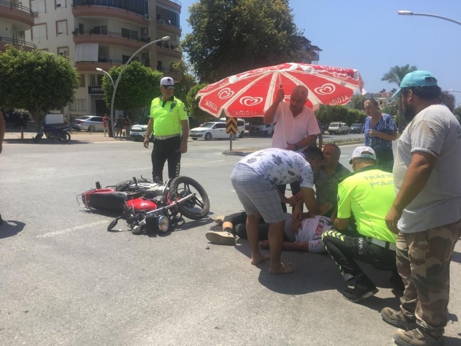 Alanya’da Motosiklet İle Otomobil Çarpıştı: 1’i Ağır, 2 Yaralı