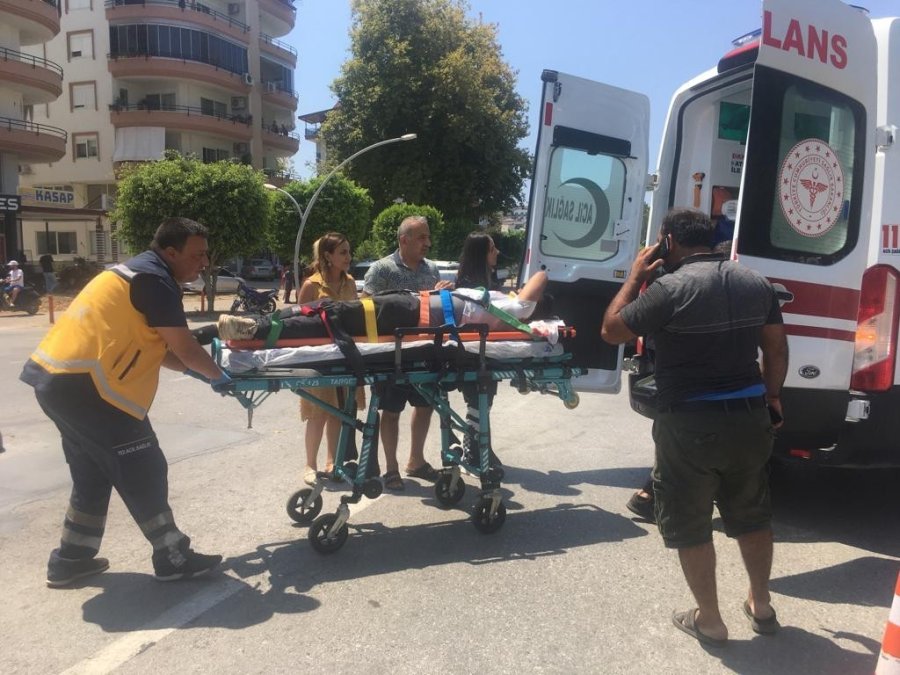 Alanya’da Motosiklet İle Otomobil Çarpıştı: 1’i Ağır, 2 Yaralı