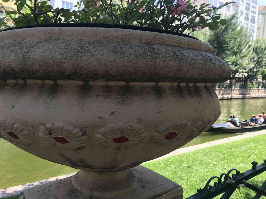 “adalar” Bölgesinin Saksıları Vandalların Yeni Hedefi Oldu