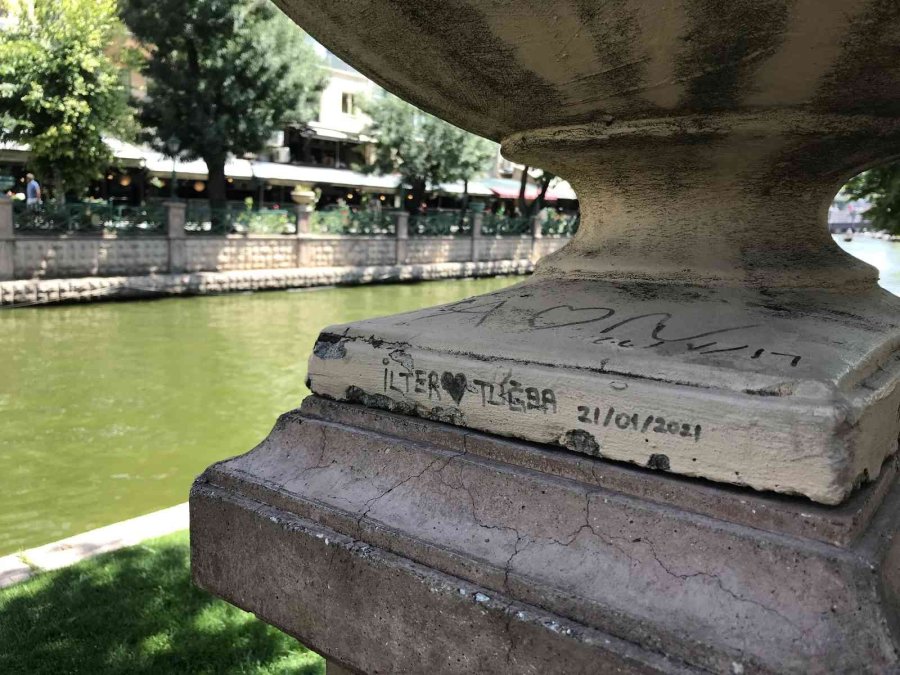 “adalar” Bölgesinin Saksıları Vandalların Yeni Hedefi Oldu