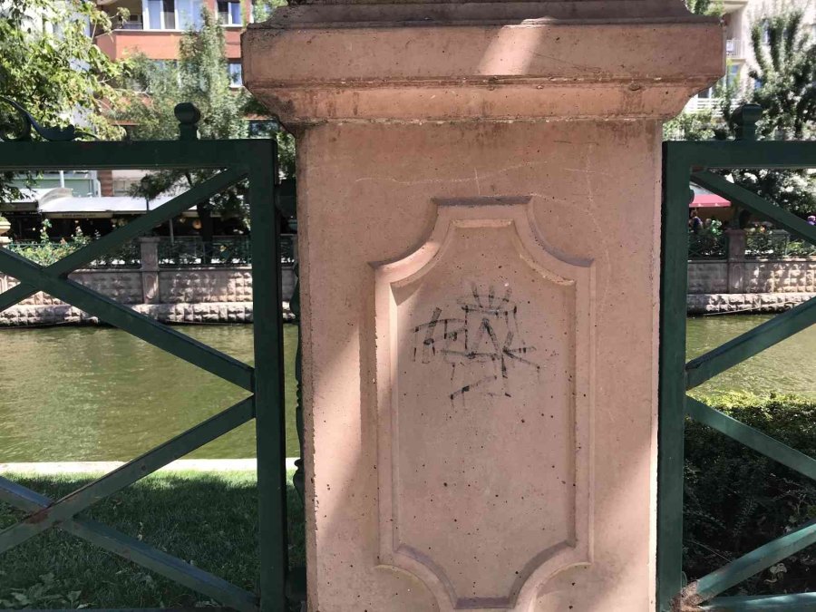 “adalar” Bölgesinin Saksıları Vandalların Yeni Hedefi Oldu