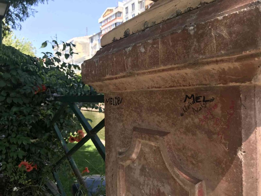 “adalar” Bölgesinin Saksıları Vandalların Yeni Hedefi Oldu