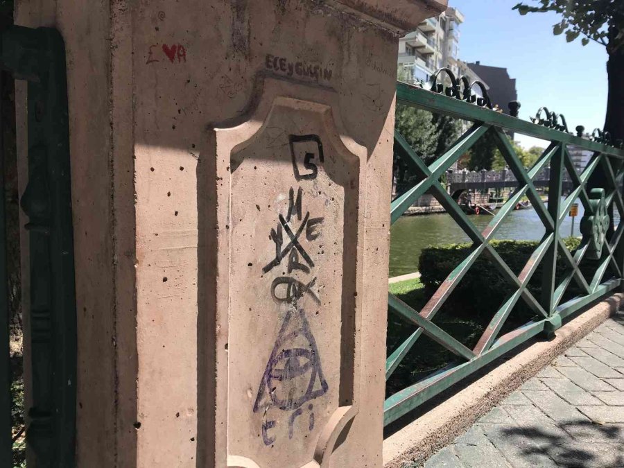 “adalar” Bölgesinin Saksıları Vandalların Yeni Hedefi Oldu