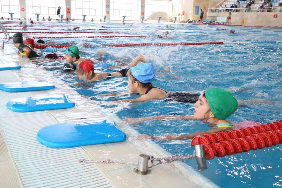 Yaz Spor Okulları’nda 2 Bin 100 Sporcu Adayı Yüzme Kursu Alıyor