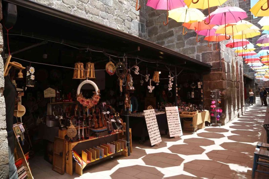 Sanatçılar Sokağı Ziyaretçilerini Bekliyor