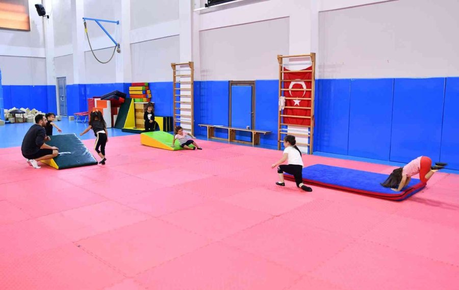 Tepebaşı’nda 450 Öğrenci Haftada 4 Gün Jimnastik Öğreniyor