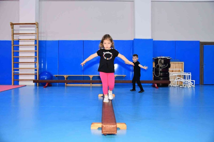 Tepebaşı’nda 450 Öğrenci Haftada 4 Gün Jimnastik Öğreniyor